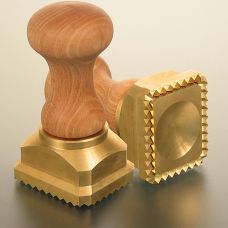 Ausstecher Ravioli, Holz/Messing, rechteckig mit gezacktem Rand, 45x55mm, 1 St