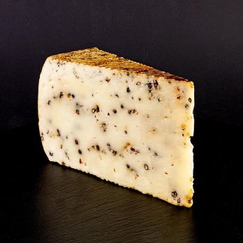 Pecorino Pepato, Hartkäse aus Schafsmilch mit Pfeffer, halber Laib, ca.750 g