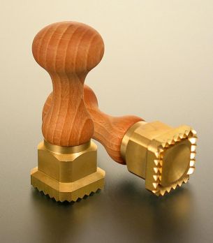 Ausstecher Ravioli, Holz/Messing, quadratisch mit gezacktem Rand, 35x35mm, 1 St