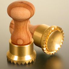 Ausstecher Ravioli, Holz/Messing, rund mit gezacktem Rand, 50mm, 1 St