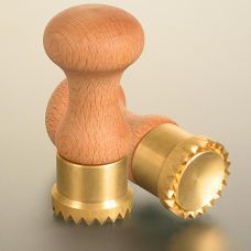 Ausstecher Ravioli, Holz/Messing, rund mit gezacktem Rand, 38mm, 1 St