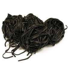 Frische Tagliarini mit Sepiatinte, schwarz, Bandnudel, 4 mm, Sassella, 500 g