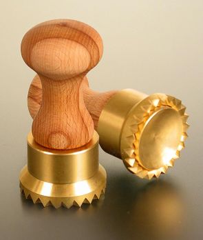 Ausstecher Ravioli, Holz/Messing, rund mit gezacktem Rand, 50mm, 1 St