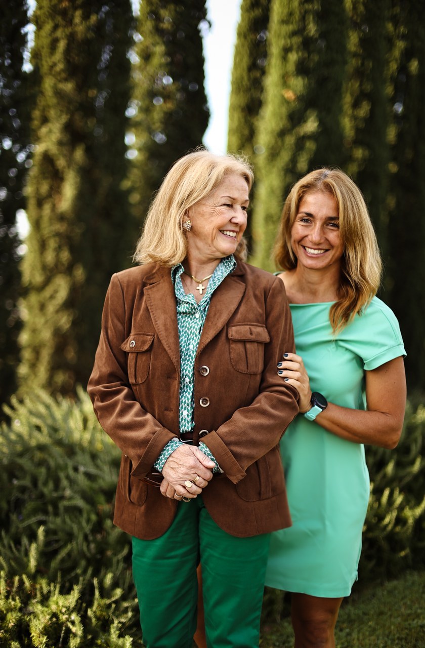 Elisabetta Gnudi Angelini und Alessandra Angelini im Garten des Weinguts