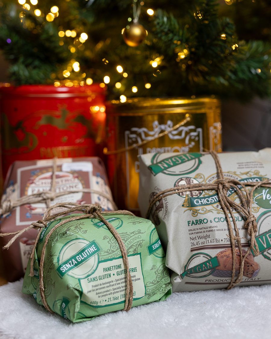 Panettoni und Sammeldosen von Chiostro di Saronno unter dem Weihnachtsbaum
