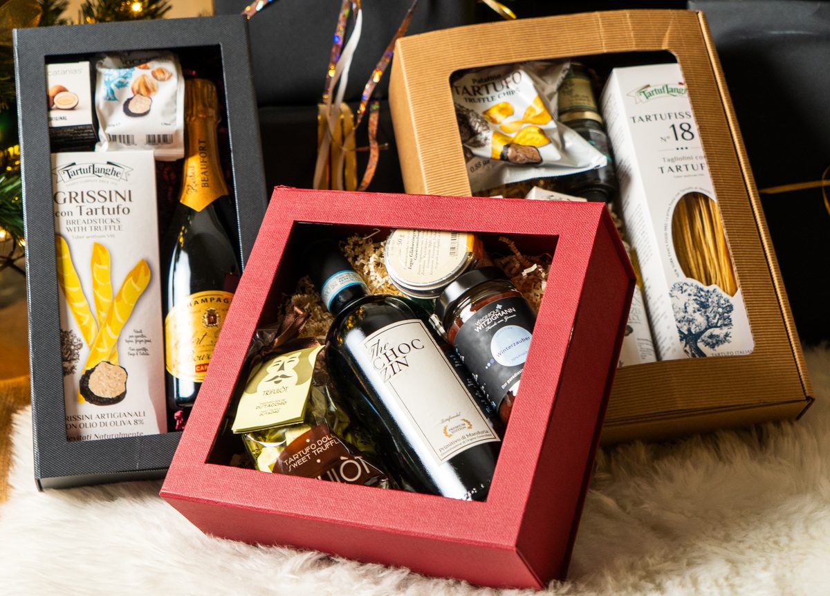 Präsentkörbe Champagner, X-Mas und Trüffel von BOS FOOD unter dem Weihnachtsbaum